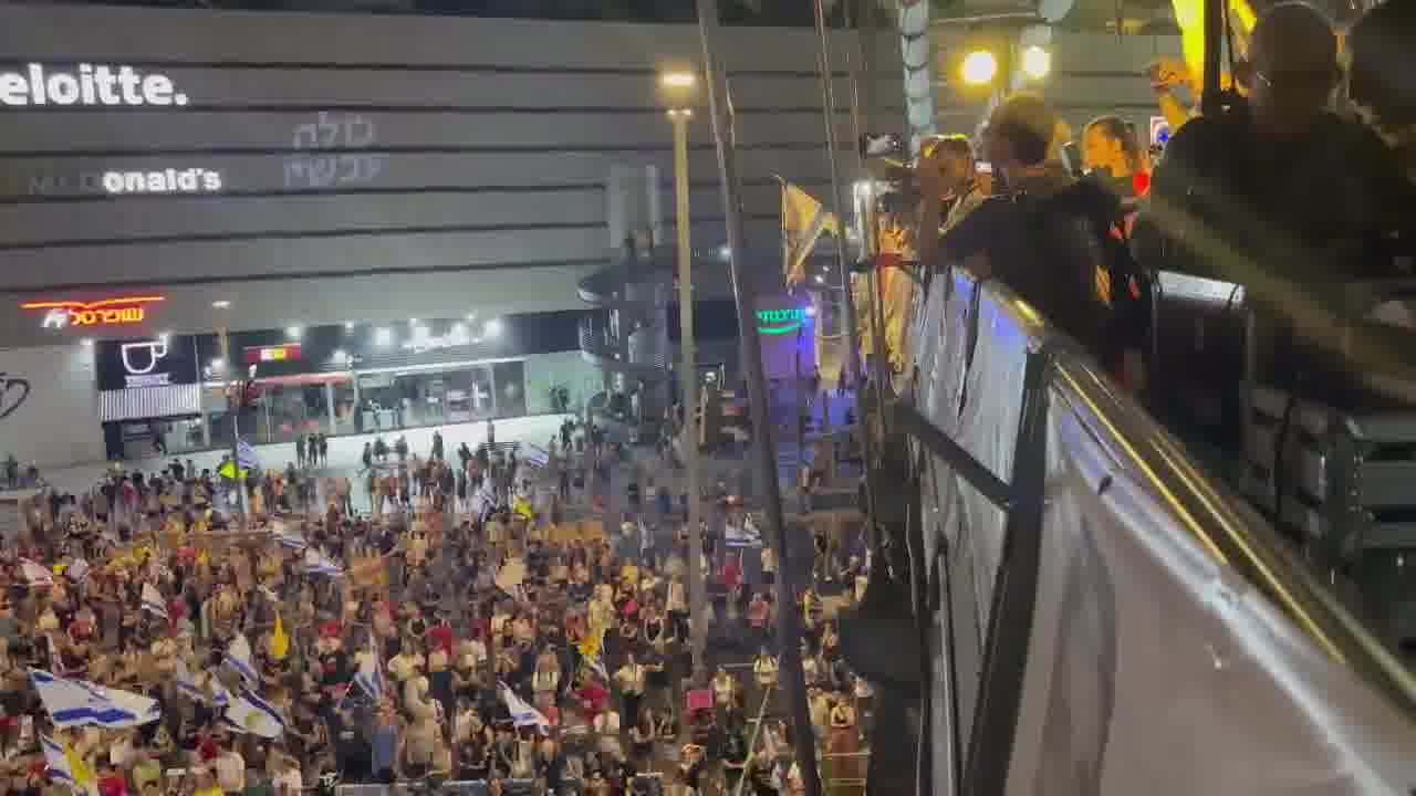 The protest outside Israeli army HQ in Tel Aviv(Oded Engel)