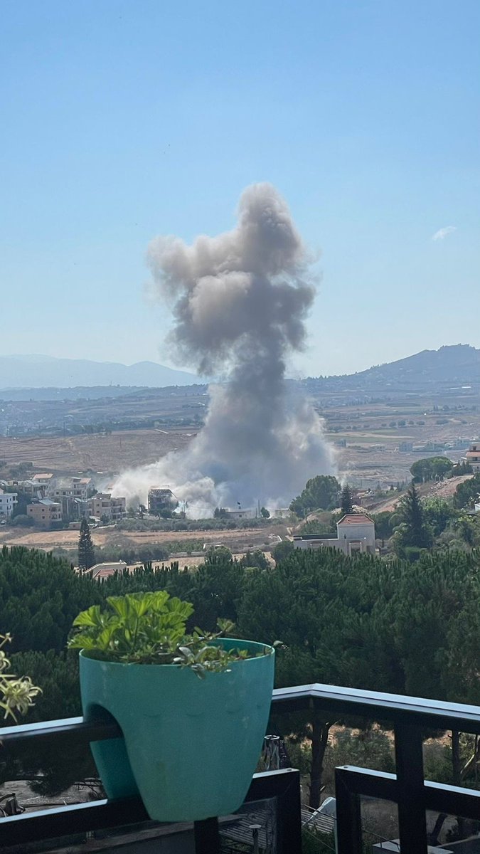 Israelische Kampfflugzeuge starteten zum ersten Mal einen Angriff auf die Stadt Mifidoun im Distrikt Nabatieh, und Krankenwagen wurden an den Ort geschickt.