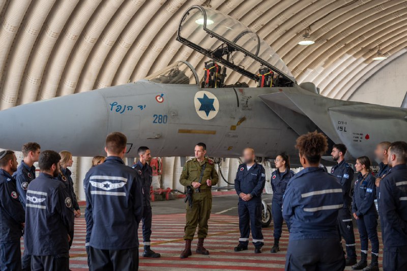 En declaraciones al personal de la Fuerza Aérea de Israel en la base aérea de Tel Nof, el jefe del Estado Mayor del ejército israelí, el teniente general Herzi Halevi, dice que Israel está en alerta máxima y podrá llevar a cabo una respuesta rápida a cualquier ataque.