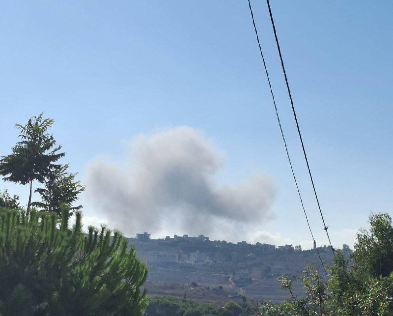 Israeli army air strike in Beint Jbeil