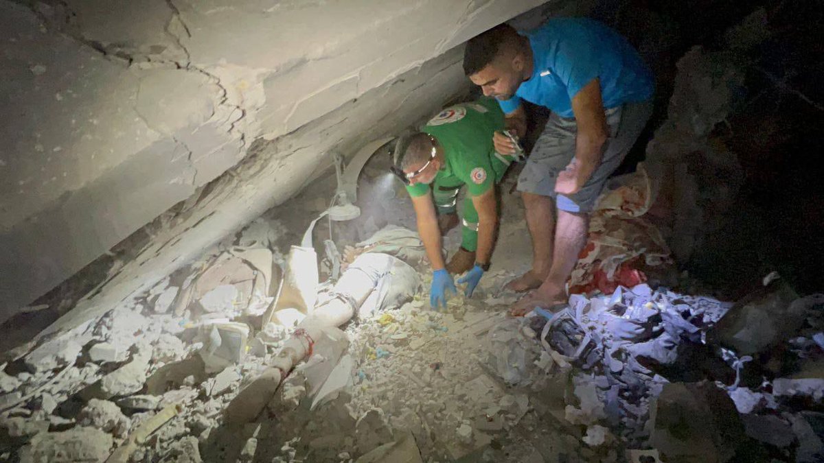 Tote unter den Trümmern eines Massakers an den Vertriebenen in der Al-Tabi'in-Schule im Viertel Al-Daraj im Zentrum von Gaza-Stadt