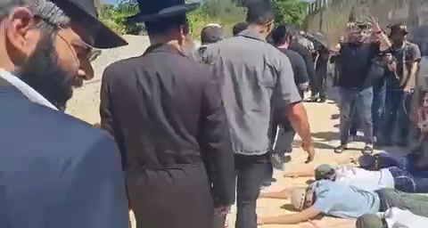 Religious Jews bow on the Temple Mount in the presence of National Security Minister Itamar Ben Gabir.