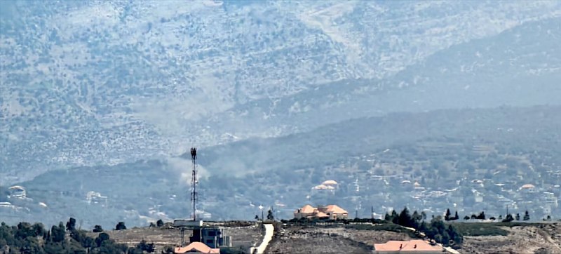 Israelische Artillerie zielt auf das Waldgebiet zwischen Rashaya Al-Fakhar und Al-Habariyah