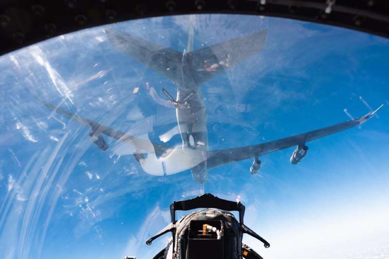 L'armée de l'air israélienne a procédé hier à un exercice de ravitaillement en vol à longue distance, apparemment en prévision d'une éventuelle frappe en Iran. Dans un communiqué, l'armée de l'air israélienne a déclaré que l'exercice  simulait un vol à longue distance en territoire ennemi, tout en effectuant plusieurs ravitaillements en vol sur de courtes périodes .