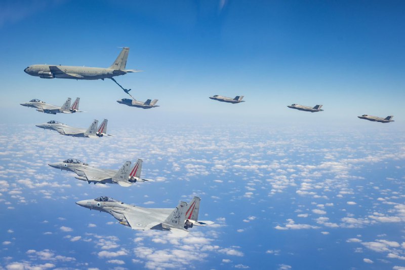 L'armée de l'air israélienne a procédé hier à un exercice de ravitaillement en vol à longue distance, apparemment en prévision d'une éventuelle frappe en Iran. Dans un communiqué, l'armée de l'air israélienne a déclaré que l'exercice  simulait un vol à longue distance en territoire ennemi, tout en effectuant plusieurs ravitaillements en vol sur de courtes périodes .