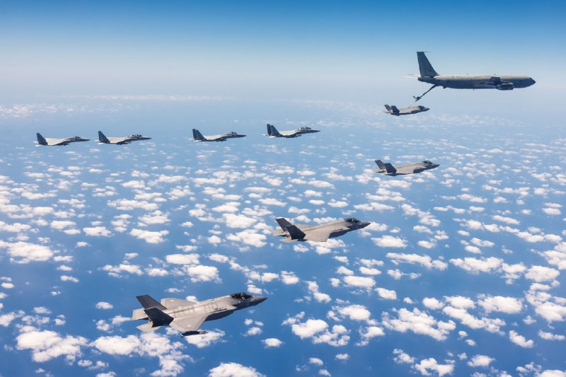 L'armée de l'air israélienne a procédé hier à un exercice de ravitaillement en vol à longue distance, apparemment en prévision d'une éventuelle frappe en Iran. Dans un communiqué, l'armée de l'air israélienne a déclaré que l'exercice  simulait un vol à longue distance en territoire ennemi, tout en effectuant plusieurs ravitaillements en vol sur de courtes périodes .