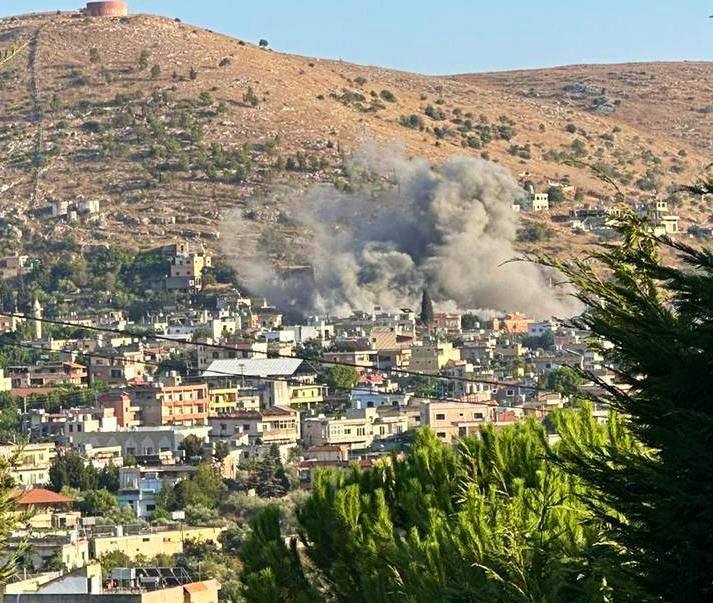 Israeli army air strike in Aitaroun, a building was targeted