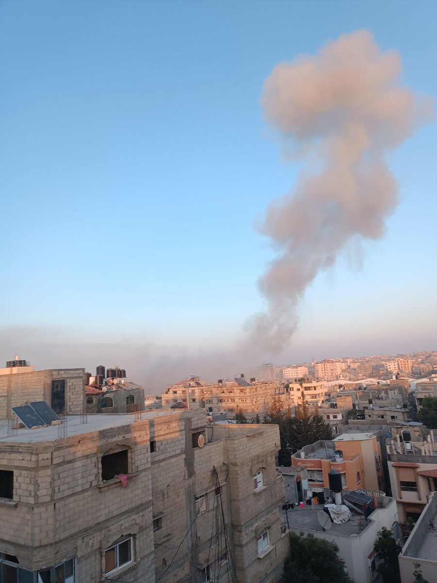 Luftangriffe bombardieren den Wohnturm Zaqout in Block C im Lager Nuseirat im zentralen Gazastreifen