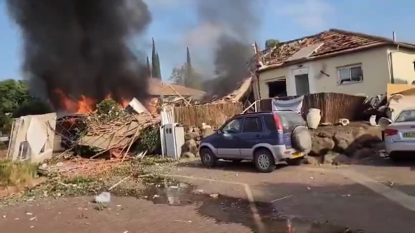 Hace poco, el ejército israelí informó de que se disparó una andanada de entre 40 y 50 cohetes contra la ciudad de Katzrin, en el norte de los Altos del Golán. Algunos de los cohetes fueron interceptados por la defensa aérea, aunque varios impactaron en la ciudad. El servicio de ambulancias Magen David Adom dice que está tratando a un hombre de unos 30 años que resultó levemente herido.