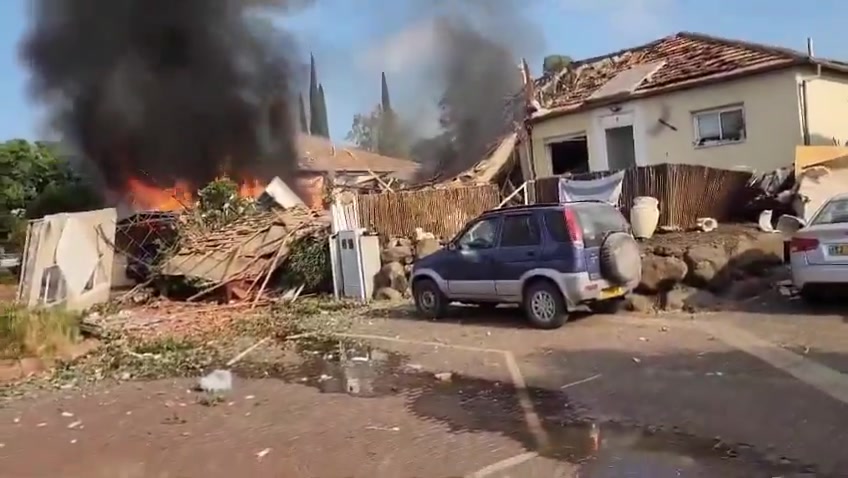 Hace poco, el ejército israelí informó de que se disparó una andanada de entre 40 y 50 cohetes contra la ciudad de Katzrin, en el norte de los Altos del Golán. Algunos de los cohetes fueron interceptados por la defensa aérea, aunque varios impactaron en la ciudad. El servicio de ambulancias Magen David Adom dice que está tratando a un hombre de unos 30 años que resultó levemente herido.