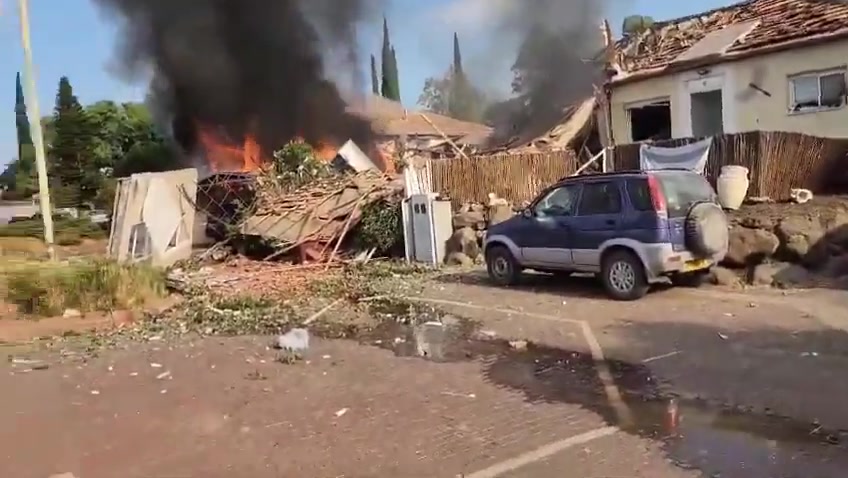 Hace poco, el ejército israelí informó de que se disparó una andanada de entre 40 y 50 cohetes contra la ciudad de Katzrin, en el norte de los Altos del Golán. Algunos de los cohetes fueron interceptados por la defensa aérea, aunque varios impactaron en la ciudad. El servicio de ambulancias Magen David Adom dice que está tratando a un hombre de unos 30 años que resultó levemente herido.