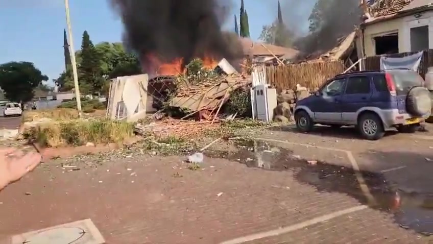 Hace poco, el ejército israelí informó de que se disparó una andanada de entre 40 y 50 cohetes contra la ciudad de Katzrin, en el norte de los Altos del Golán. Algunos de los cohetes fueron interceptados por la defensa aérea, aunque varios impactaron en la ciudad. El servicio de ambulancias Magen David Adom dice que está tratando a un hombre de unos 30 años que resultó levemente herido.