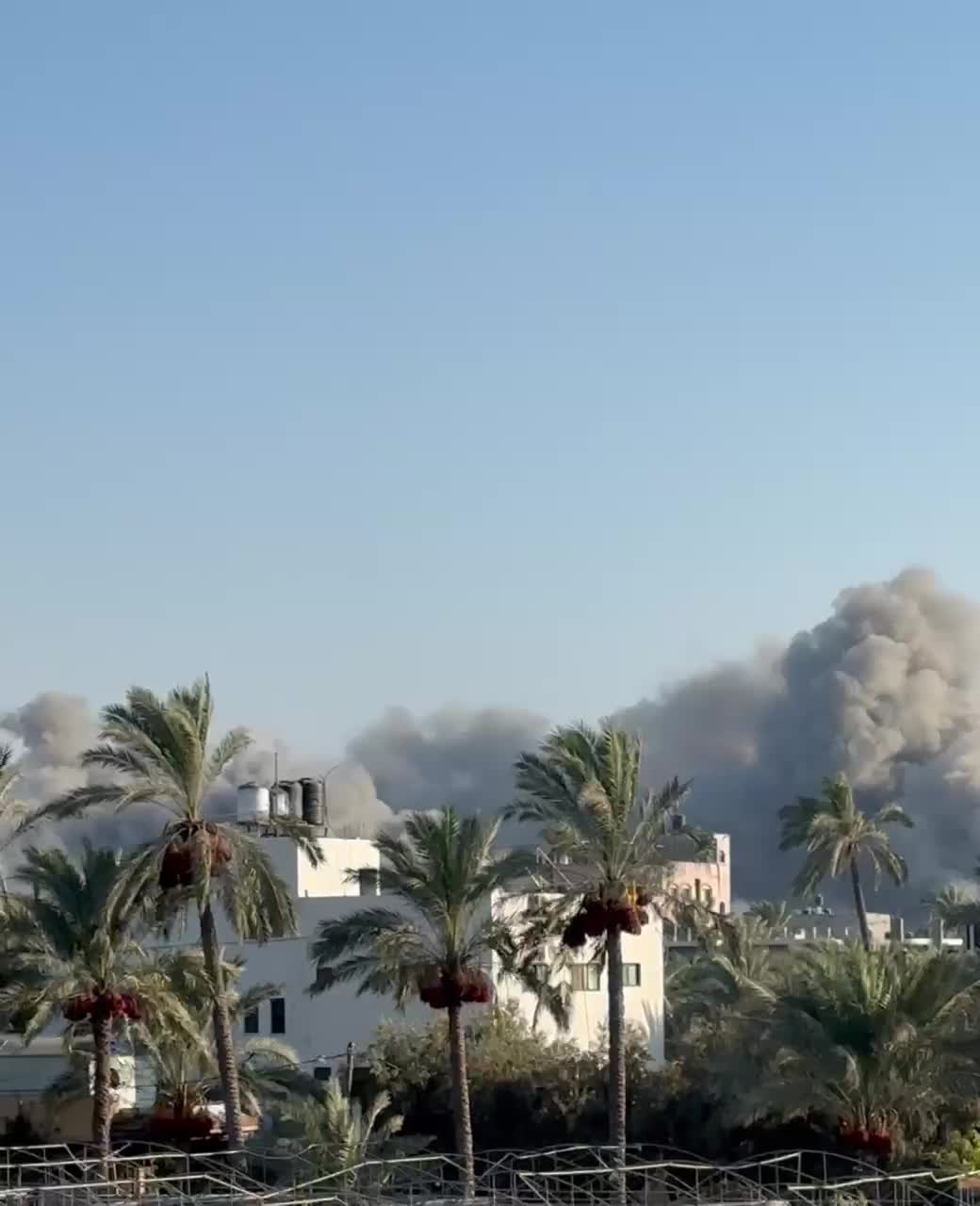 Les avions lancent des raids violents près de  Ramzon Deir al-Balah  dans le centre de la bande de Gaza