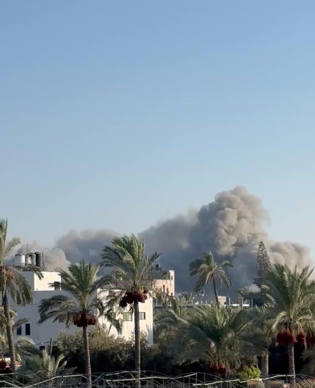 Les avions lancent des raids violents près de  Ramzon Deir al-Balah  dans le centre de la bande de Gaza