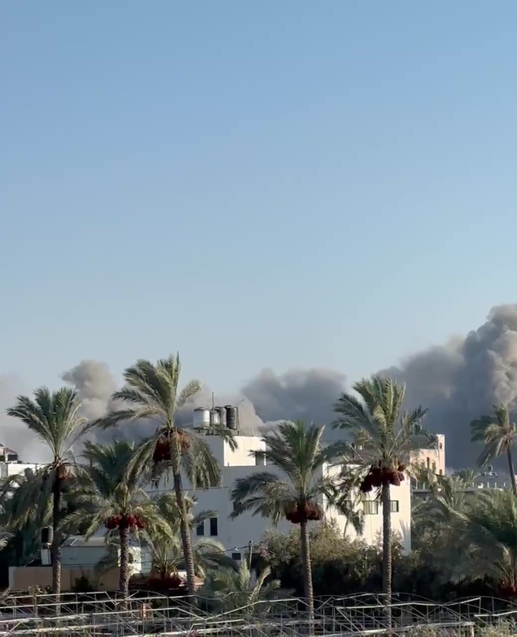 Les avions lancent des raids violents près de  Ramzon Deir al-Balah  dans le centre de la bande de Gaza