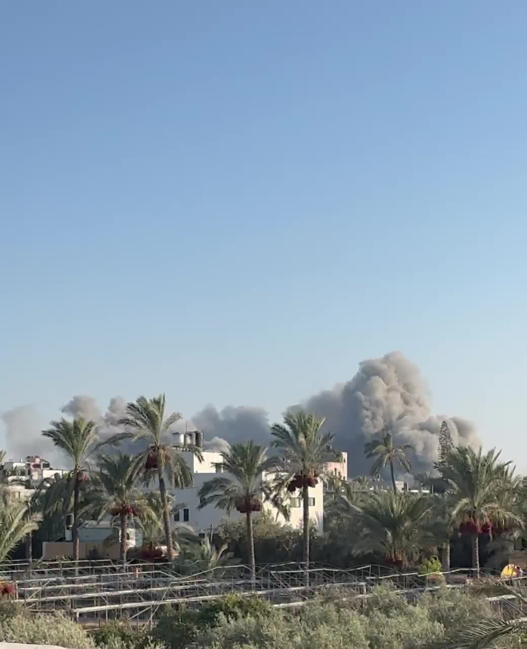 Les avions lancent des raids violents près de  Ramzon Deir al-Balah  dans le centre de la bande de Gaza