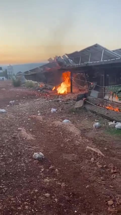 Eine Rakete, die heute Morgen bei einem Angriff der Hisbollah aus dem Libanon abgefeuert wurde, traf einen Hühnerstall in der Gemeinde Manot in Westgaliläa. Feuerwehrleute arbeiten daran, einen durch den Raketeneinschlag ausgelösten Brand zu löschen.