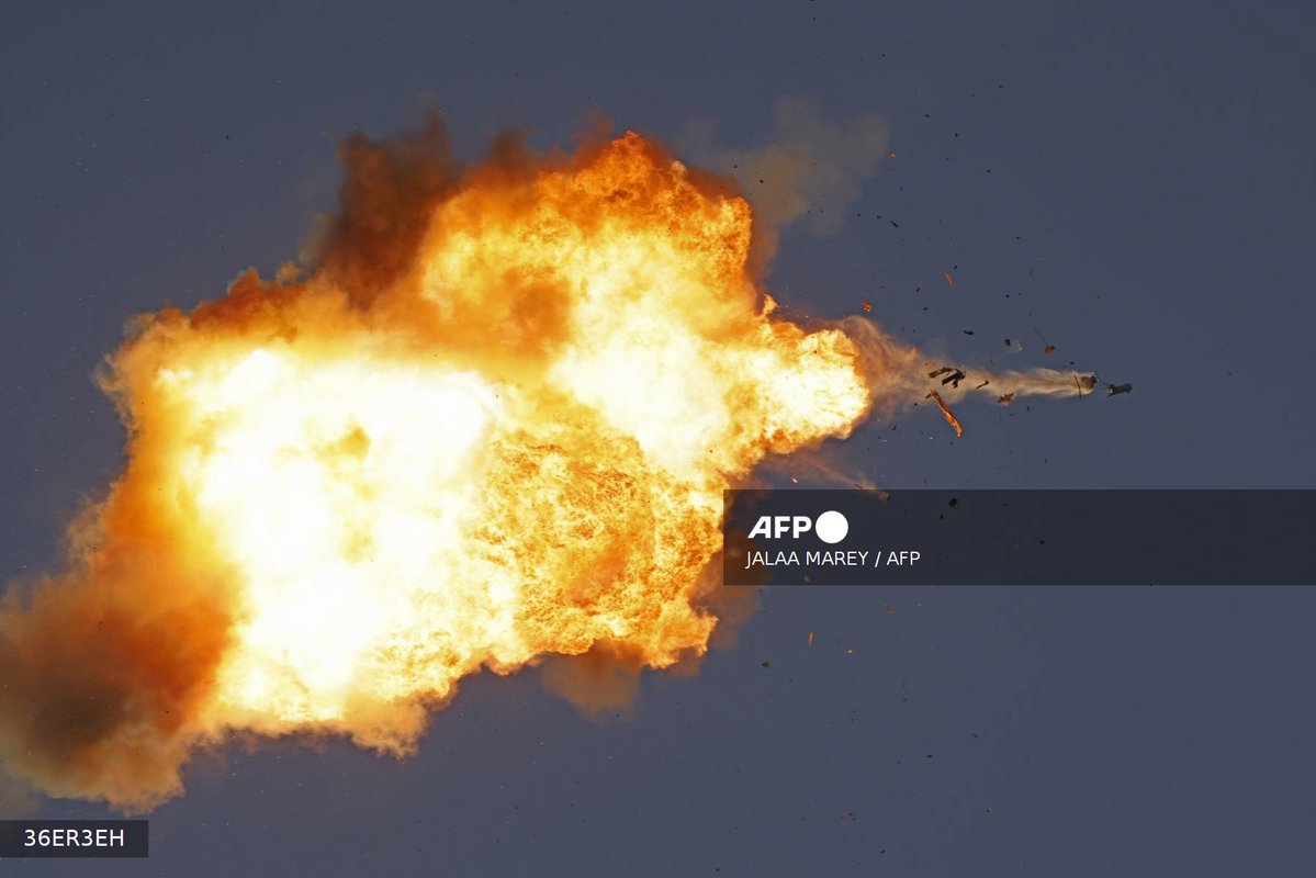 Fotografías de Jalaa Marey de AFP de un avión no tripulado de Hezbolá siendo derribado en el norte de Israel