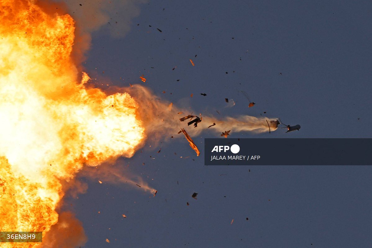 Fotografías de Jalaa Marey de AFP de un avión no tripulado de Hezbolá siendo derribado en el norte de Israel