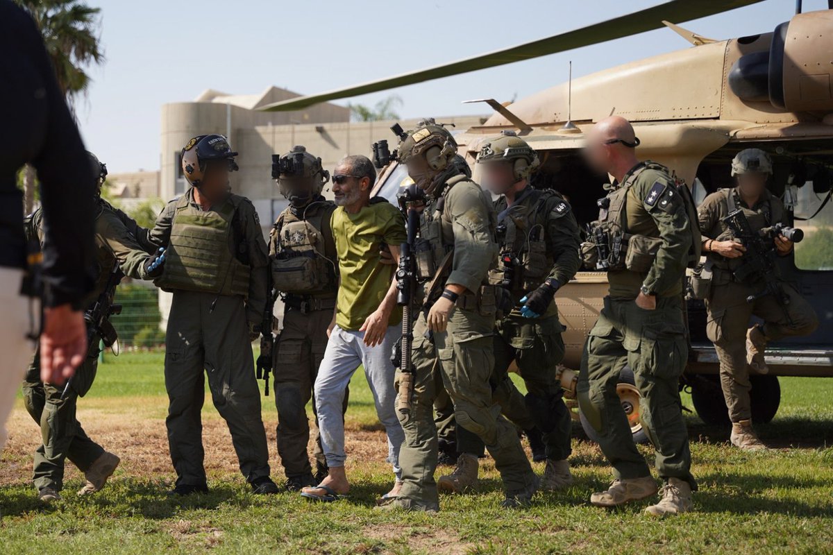 El ejército israelí publica imágenes que muestran a Farhan al-Qadi reunido con el comandante de la 162 División, el general de brigada Itzik Cohen, momentos después de ser rescatado de un túnel en el sur de la Franja de Gaza, así como el momento en que llegó al Hospital Soroka en Beersheba.