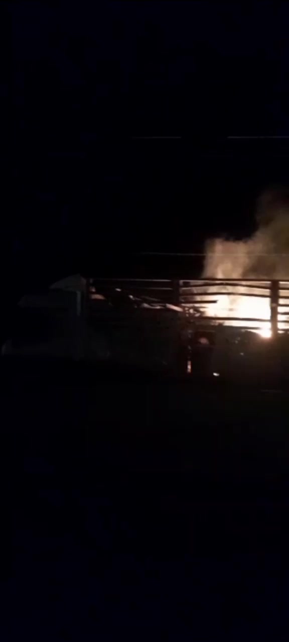 Un reportage au Liban sur un camion qui a été attaqué depuis les airs dans la région du village de Rasem al-Hadath dans le district de Baalbak au Liban profond.