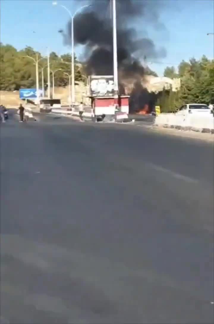 Straße Damaskus-Beirut, in der Nähe von Hajz (Militärposten/Kontrollpunkt) Al-Zabadani. Es wird gesagt, dass der Luftangriff von einer israelischen Drohne durchgeführt wurde und Menschen tötete