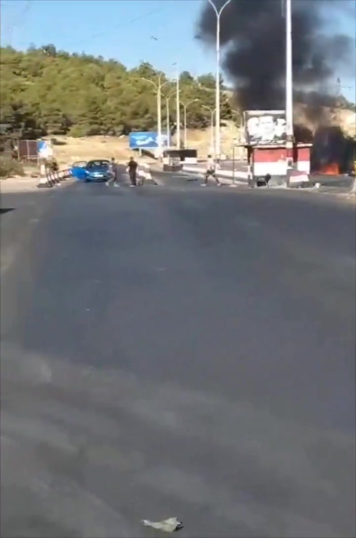 Şam-Beyrut yolu, Hajz (askeri karakol/kontrol noktası) El-Zabadani yakınlarında. Hava saldırısının bir İsrail insansız hava aracı tarafından gerçekleştirildiği ve insanların öldürüldüğü söyleniyor