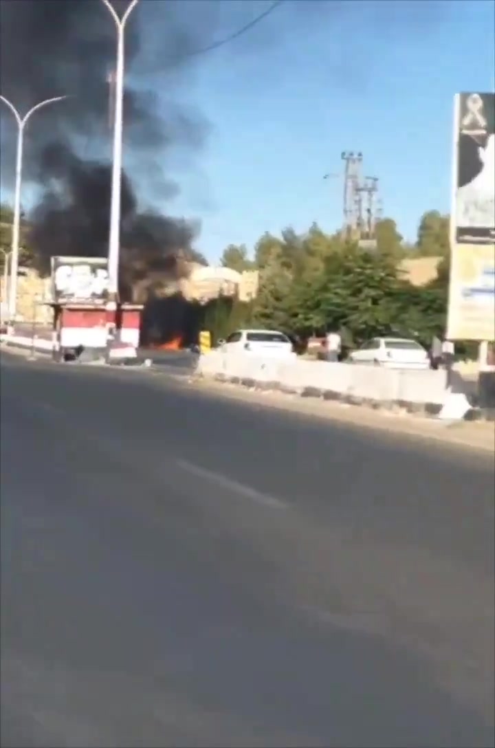 Şam-Beyrut yolu, Hajz (askeri karakol/kontrol noktası) El-Zabadani yakınlarında. Hava saldırısının bir İsrail insansız hava aracı tarafından gerçekleştirildiği ve insanların öldürüldüğü söyleniyor