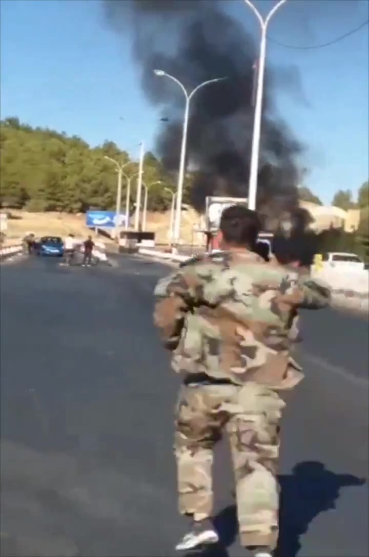 جاده دمشق-بیروت، نزدیکی حاجز (پست نظامی/ ایست بازرسی) الزبدانی. گفته شده حمله هوایی توسط پهپاد اسرائیلی بوده و کشته داشته