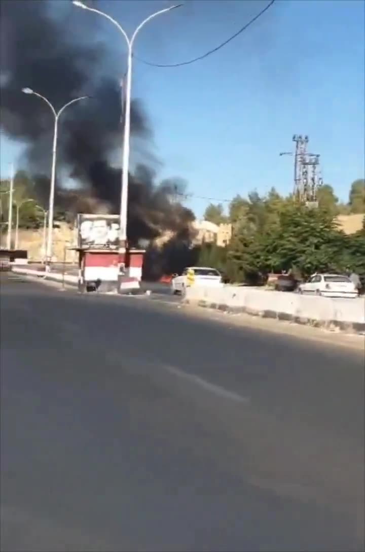 כביש דמשק-ביירות, ליד חאג' (מוצב/מחסום צבאי) אל-זבאדני. אומרים שהתקיפה האווירית בוצעה על ידי מזלט ישראלי והרגה אנשים