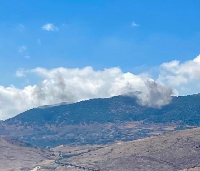 Libanesische Medien berichten von einer Reihe israelischer Luftangriffe in der Nähe der Stadt Ain al-Tineh im westlichen Bekaa-Distrikt, etwa 20 Kilometer von der israelischen Grenze entfernt.