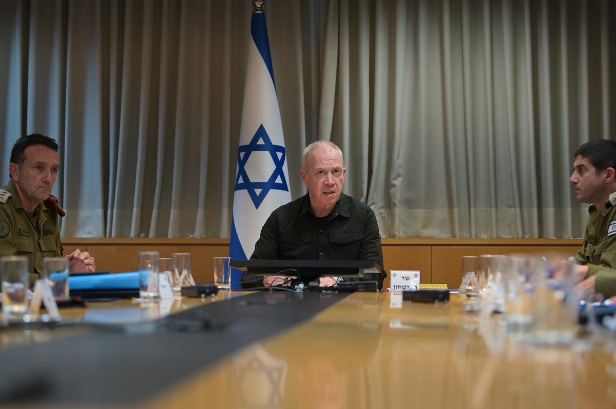 Le ministre de la Défense Yoav Gallant a rencontré le chef d'état-major de l'armée israélienne, le lieutenant général Herzi Halevi, et d'autres responsables de la défense pour discuter de  l'élargissement des objectifs de la guerre  à la lumière des combats dans le nord d'Israël.  La tâche sur le front nord est toujours devant nous, le retour sain et sauf des habitants. Afin d'atteindre cet objectif, nous devons élargir les objectifs de la guerre, je porterai la question devant le Premier ministre et le cabinet, a déclaré Gallant dans des remarques fournies par son bureau.