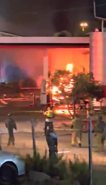 El momento del tiroteo contra el autor de la explosión del coche bomba en el cruce de la aldea de Gush Etzion, cerca de Hebrón.