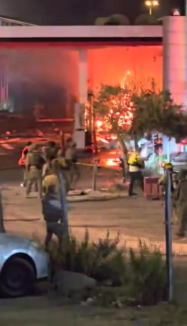 Der Moment, in dem auf den Täter der Autobombenexplosion an der Kreuzung des Dorfes Gush Etzion in der Nähe von Hebron geschossen wird