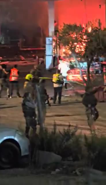 El momento del tiroteo contra el autor de la explosión del coche bomba en el cruce de la aldea de Gush Etzion, cerca de Hebrón.