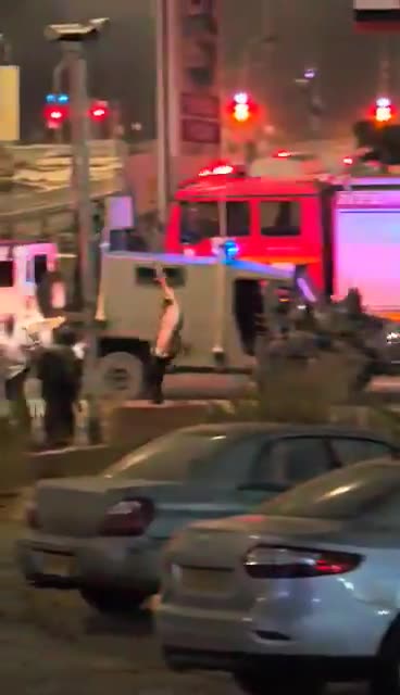 El momento del tiroteo contra el autor de la explosión del coche bomba en el cruce de la aldea de Gush Etzion, cerca de Hebrón.