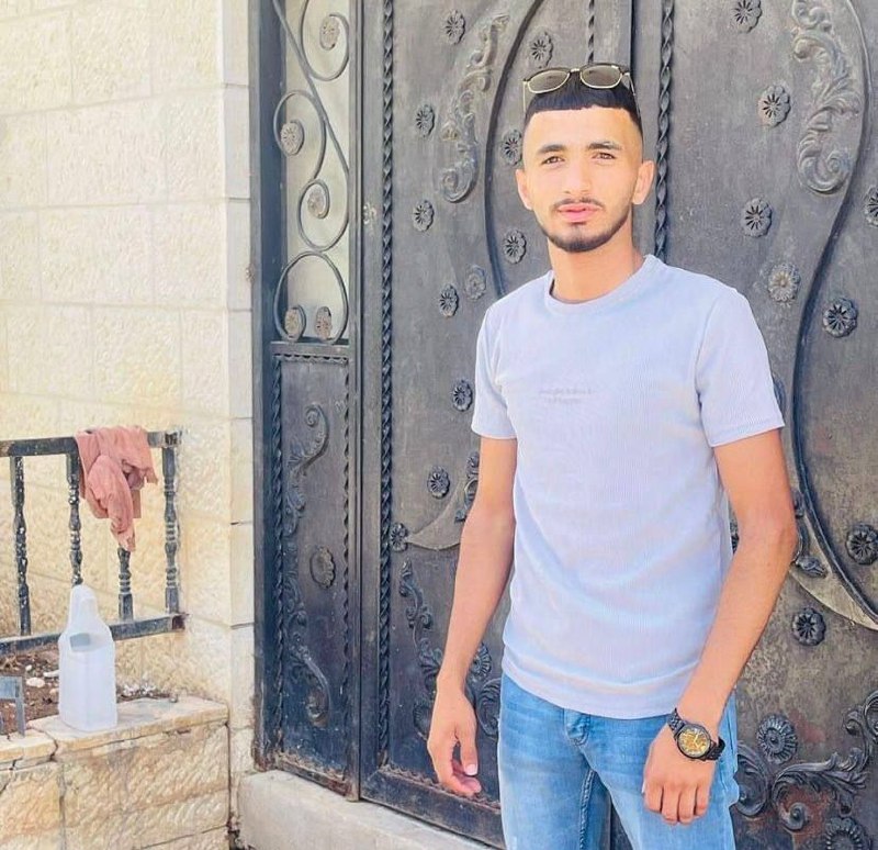 Les forces de sécurité israéliennes ont arrêté le jeune homme Youssef Arabi après l'avoir agressé au poste de contrôle de Beit Furik, à l'est de Naplouse.