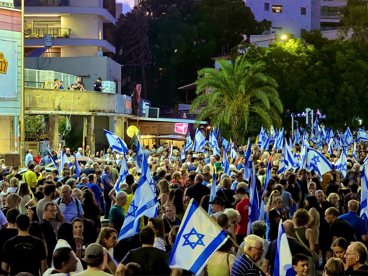 אלפים מפגינים בחיפה (מירי פורת)