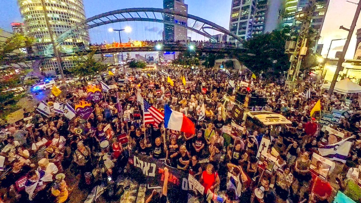 Des manifestants à Tel-Aviv réclament à nouveau un accord sur la prise d'otages ce soir. (Raya Barkan)