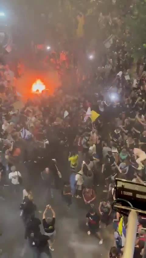 Enfrentamientos entre policías y manifestantes en una manifestación por un acuerdo