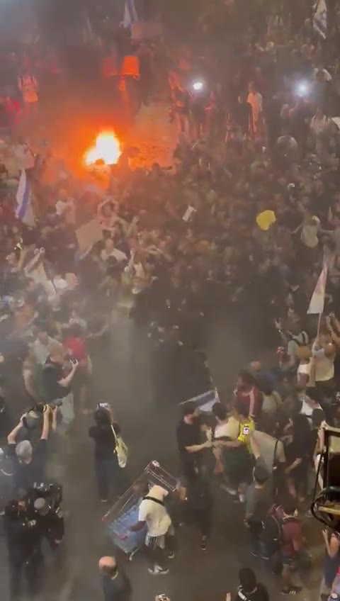 Enfrentamientos entre policías y manifestantes en una manifestación por un acuerdo