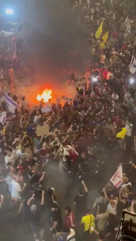 Enfrentamientos entre policías y manifestantes en una manifestación por un acuerdo