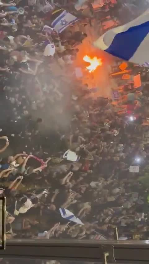 Enfrentamientos entre policías y manifestantes en una manifestación por un acuerdo