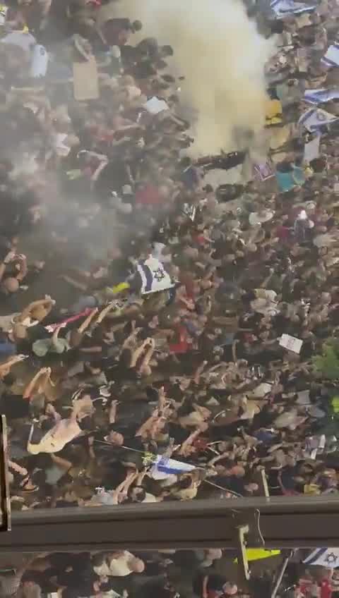 Affrontements entre policiers et manifestants lors d'une manifestation pour un accord