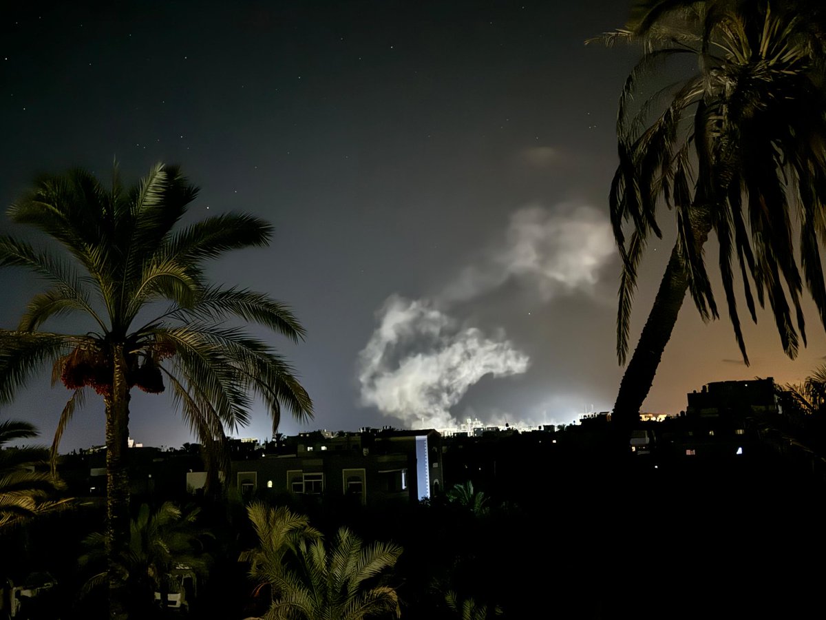 Des hélicoptères d'attaque israéliens ont mené une frappe aérienne dans la nuit contre des terroristes du Hamas et du Jihad islamique palestinien dans un centre de commandement intégré dans la zone humanitaire désignée par Israël dans le centre de Gaza, a indiqué l'armée israélienne. La frappe a eu lieu dans la région de Deir al-Balah.