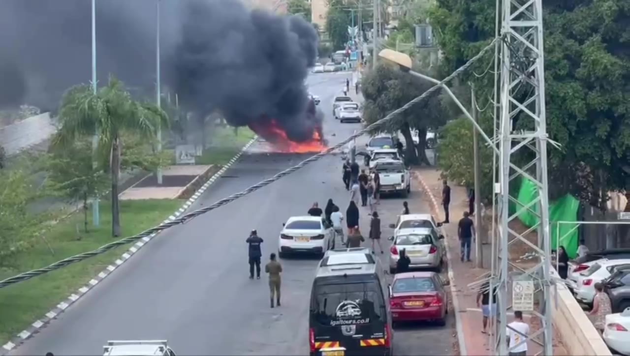 Carro explode na cidade de Ramla, supostamente uma pessoa morre