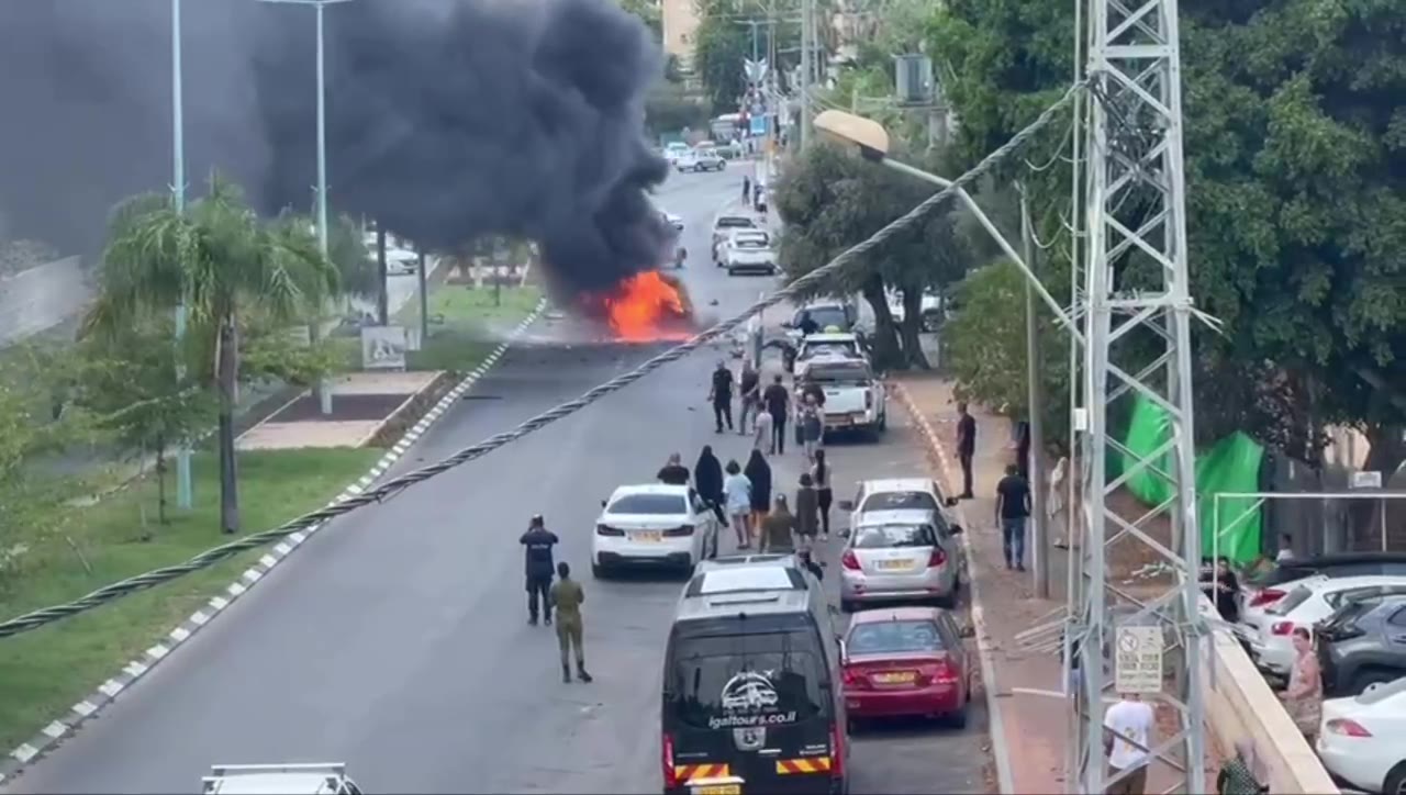 Carro explode na cidade de Ramla, supostamente uma pessoa morre