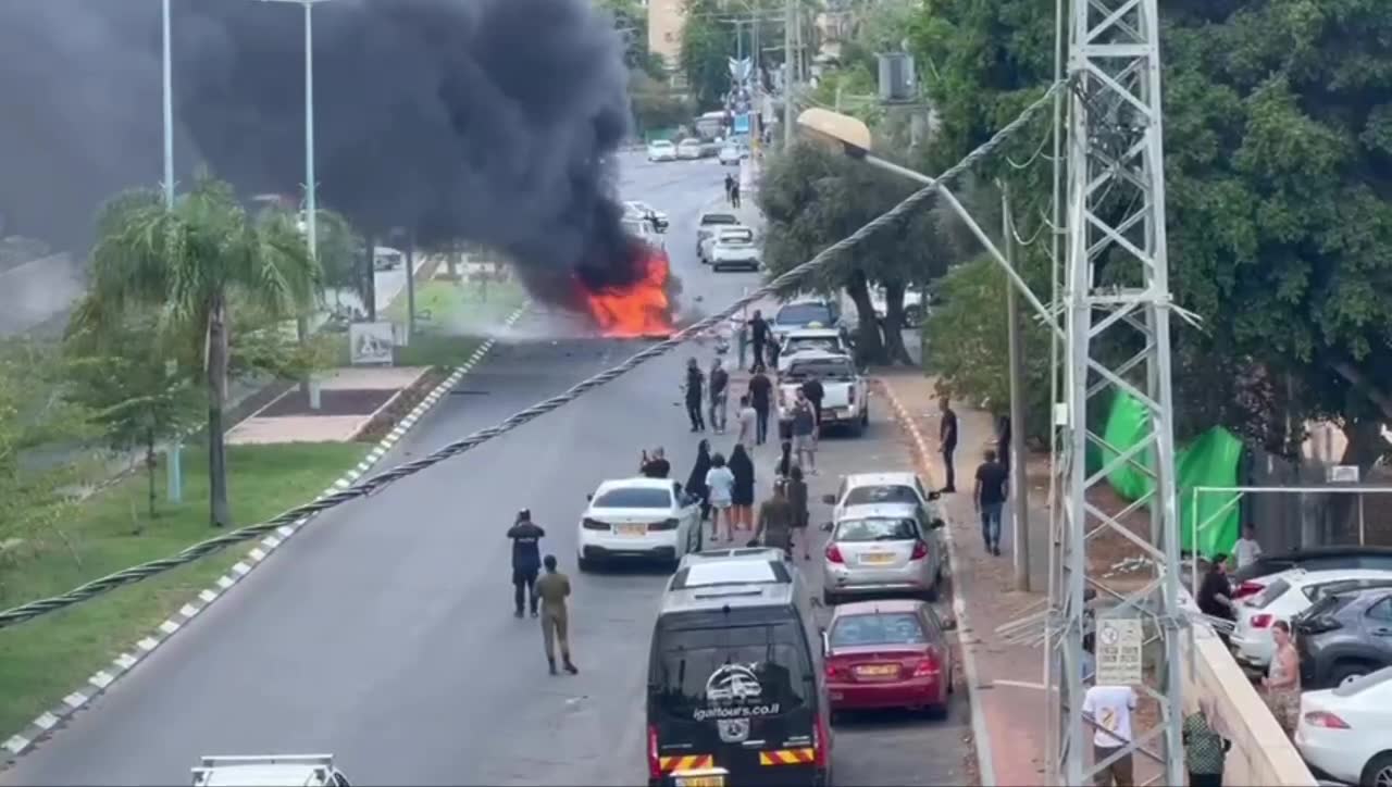 انفجار سيارة في مدينة الرملة و أنباء عن مقتل شخص