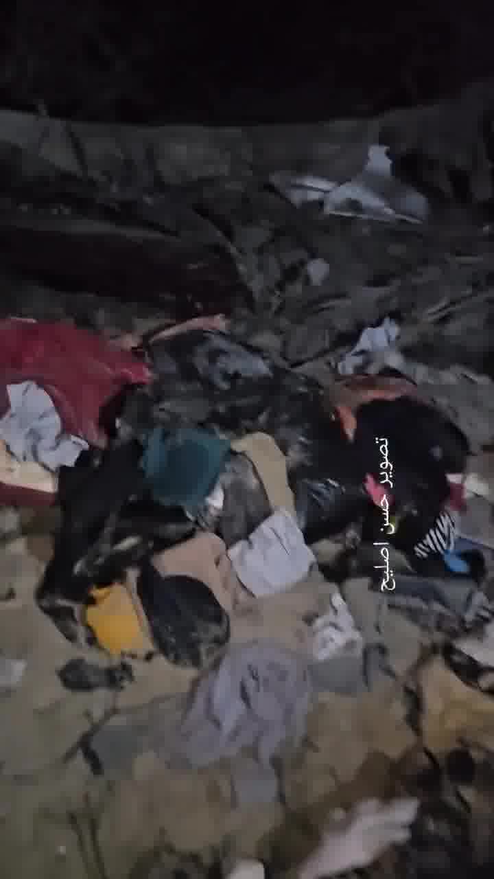 Durant la nit, l'exèrcit israelià diu que va colpejar a destacats agents de Hamàs en una sala de comandament incrustada dins de la zona humanitària designada per Israel al Khan Younis, al sud de Gaza. L'exèrcit diu que va prendre mesures per mitigar els danys als civils durant l'atac. Els mitjans palestins informen de desenes de víctimes en l'atac i diuen que els atacs van afectar un campament de tendes per als desplaçats de Gaza.