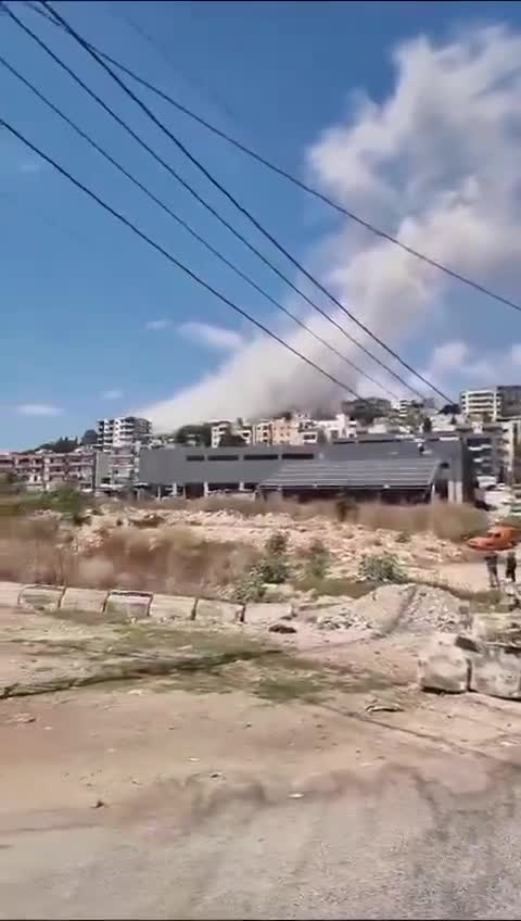 Zebdine'ye giden ana yol üzerindeki Nebatiye şehrinin Kassar Zaatar mahallesine baskın düzenlendi